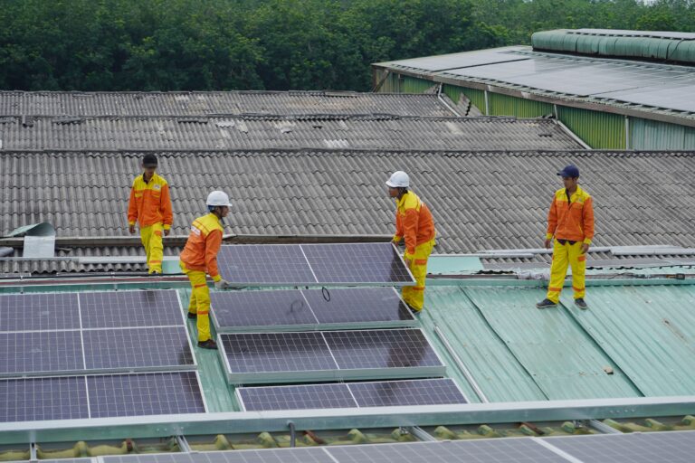 Loi APER 2026 : solaire obligatoire sur toitures et parkings